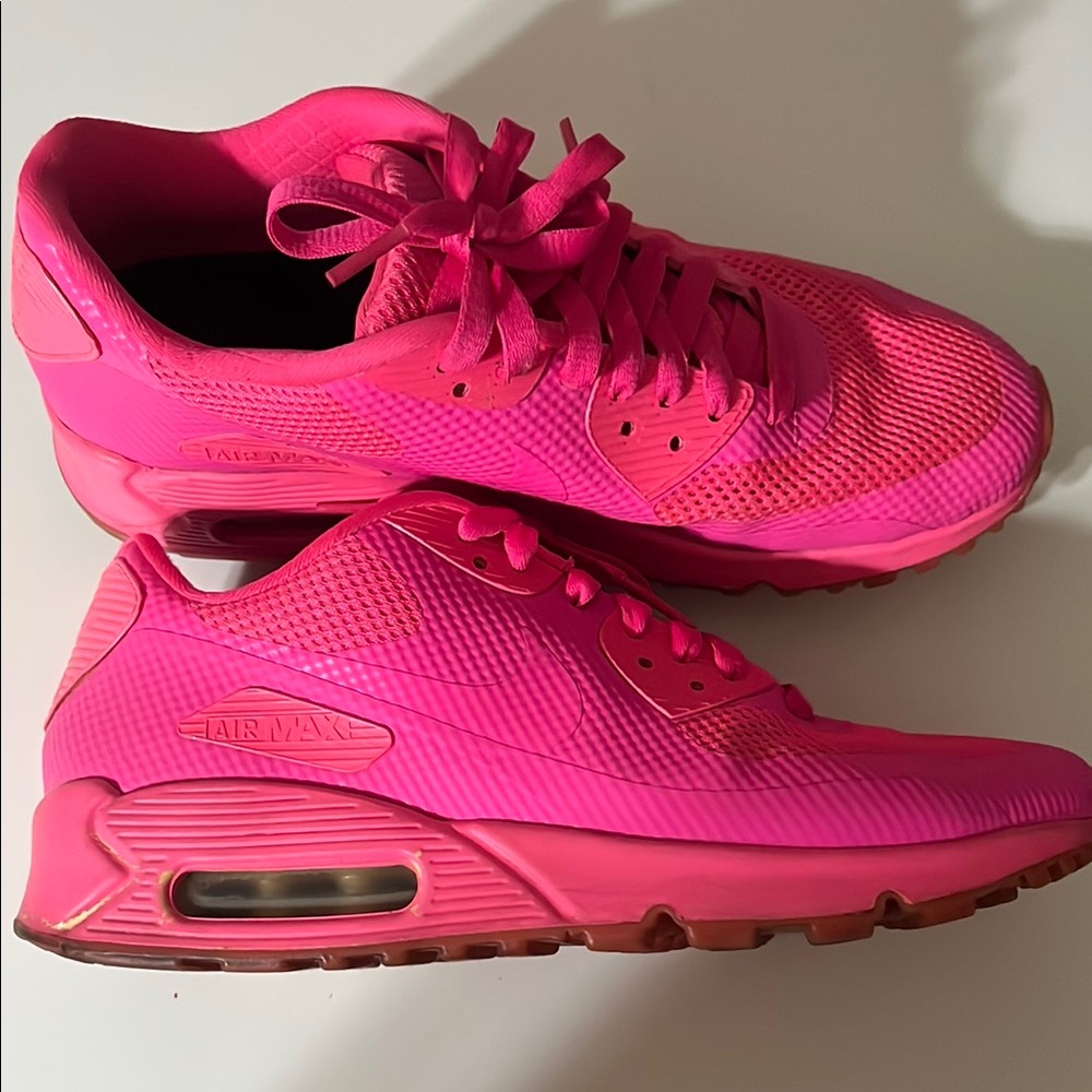 Nike Pink Air Max 90 Sneakers Vibrant Design